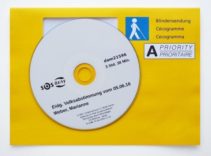 Gelbes Kuvert einer Blindensendung, darauf liegt eine Abstimmungs-CD