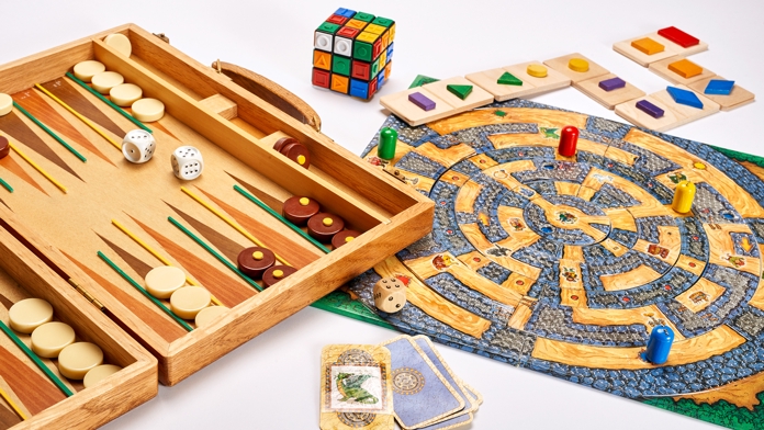 Verschiedene Solitaire- und Gesellschaftsspiele wie Backgammon und Rubik’s-Cube.