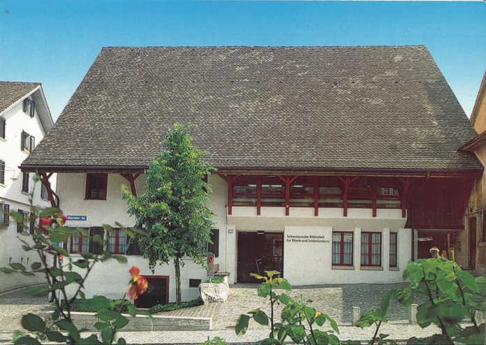 Aussenansicht des Riegelhauses im alten Dorfkern von Albisrieden in Zürich, wo die «Schweizerische Bibliothek für Blinde und Sehbehinderte» untergebracht war.