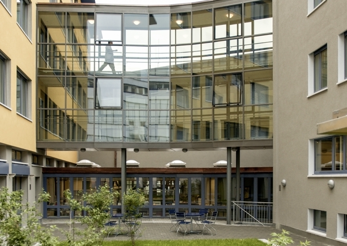 Foto des modernen Glasbaus, der die Gebäude der SBS an der Grubenstrasse 12 miteinander verbindet. 