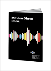 Die schwarze Infobroschüre «Mit den Ohren lesen» mit farbigem Klangwellen-Muster, Ausgabe in Schwarzschrift.