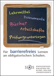 Titelbild der Broschüre «Für barrierefreies Lernen an obligatorischen Schulen»: eine Wandtafel, auf der Lehrmittel, Dokumente, Bücher, Arbeitshefte und Prüfungsunterlagen mit bunter Kreide angeschrieben sind.