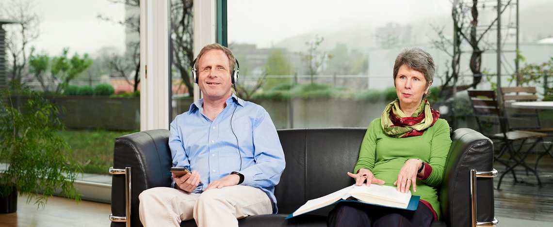 Mann und Frau auf Sofa