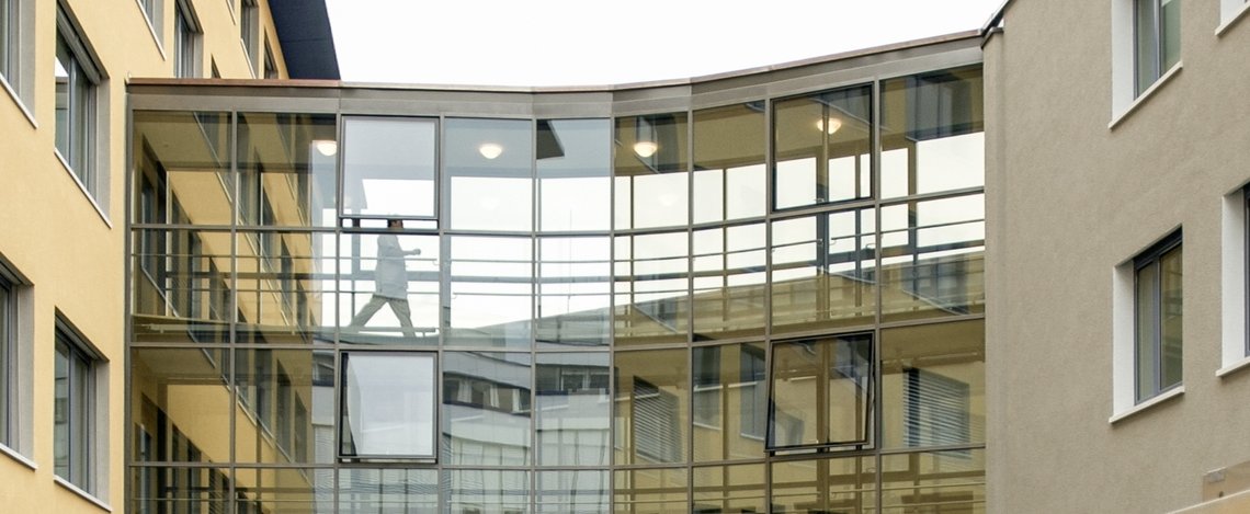 Passerelle zwischen den SBS-Gebäuden