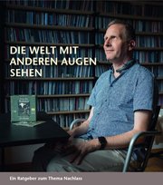 Titelbild des Ratgebers «Die Welt mit anderen Augen sehen — ein Ratgeber zum Thema Nachlass»: ein Mann mit Kopfhörer sitzt vor einem Regal voller Hörbücher.