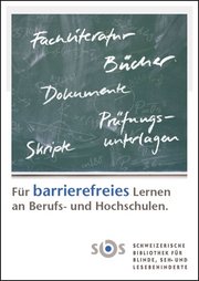 Titelbild der Broschüre «Für barrierefreies Lernen an Berufs- und Hochschulen»: eine grüne Wandtafel, auf der Fachliteratur, Bücher, Dokumente, Prüfungsunterlagen und Skripte mit weisser Kreide angeschrieben sind.