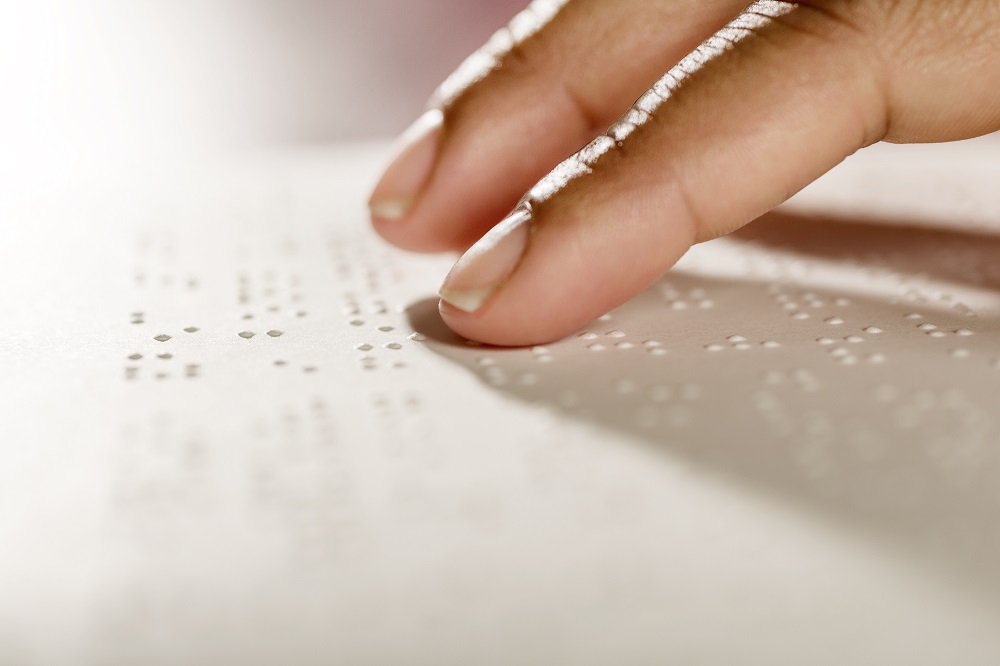 Brailleschrift lesende Finger
