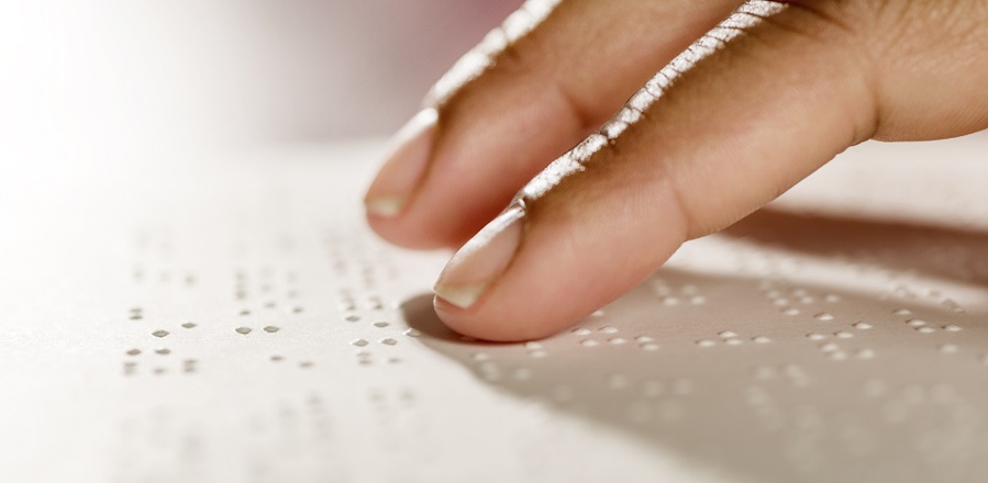 Braille-lesende Person. Quelle: SBS