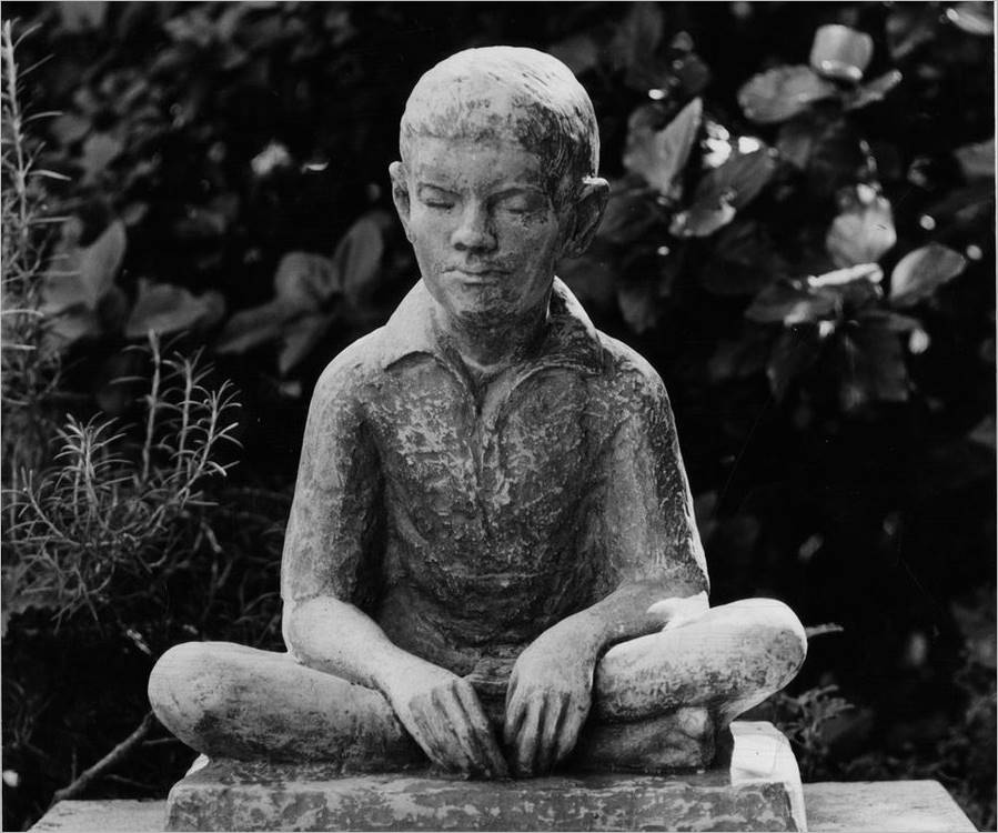 Statue eines sitzenden blinden Jungen