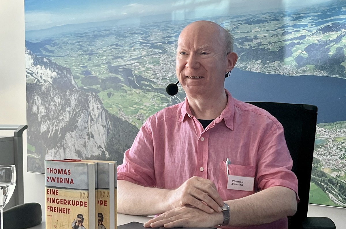 Thomas Zwerina während seiner Lesung am Tag der offenen Tür der SBS. Foto: SBS