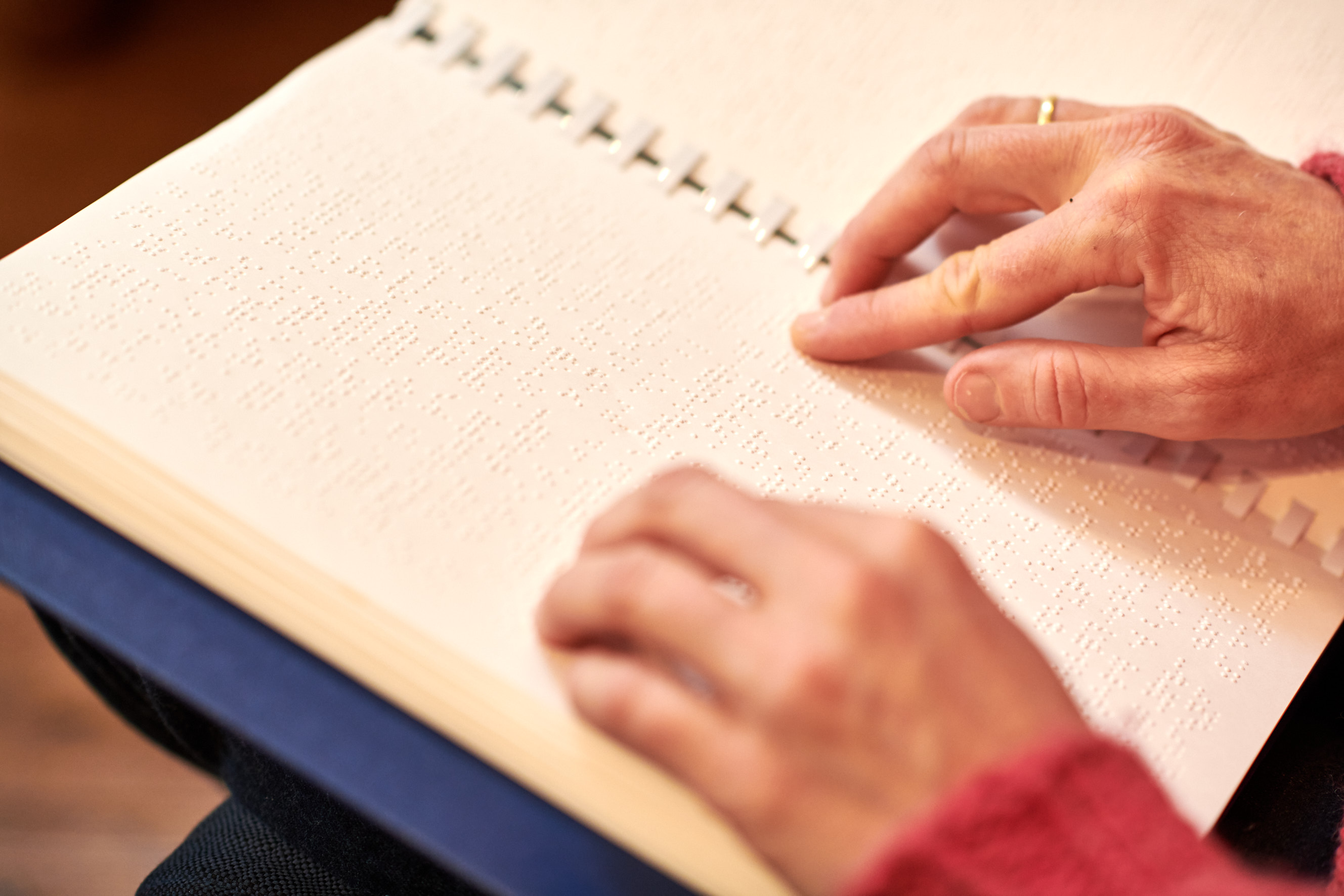 Braille-Lesende. Quelle: SBS