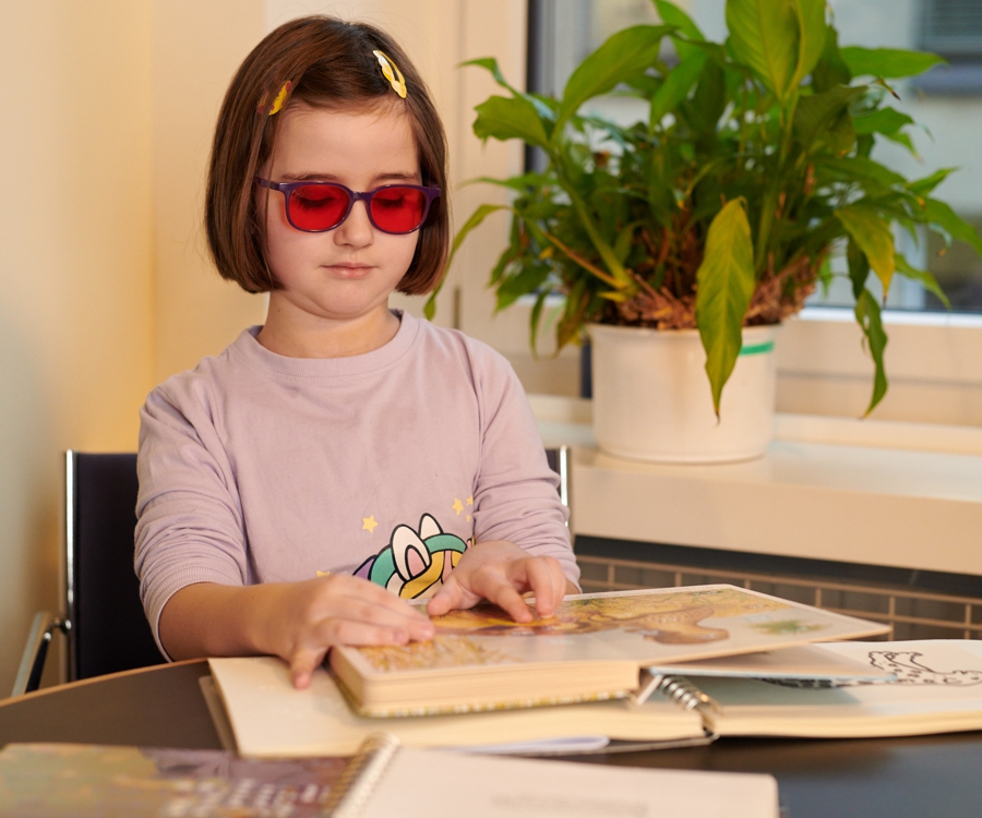 Enya Lyons lernt die Brailleschrift