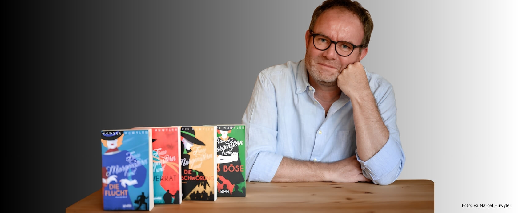Autorenfoto Marcel Huwyler mit «Frau Morgenstern»-Büchern