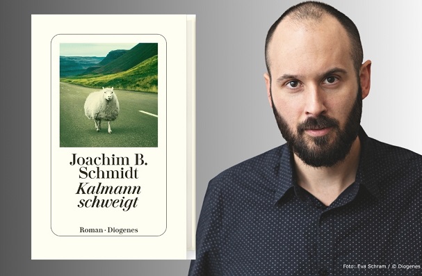 Autorenfoto Joachim B. Schmidt mit Buch «Kalmann schweigt»